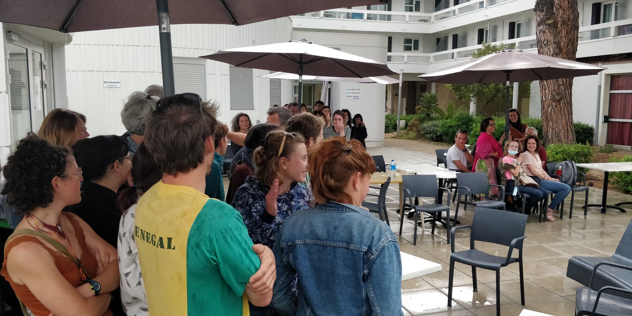 Attente de la remise des diplômes sous la pluie.