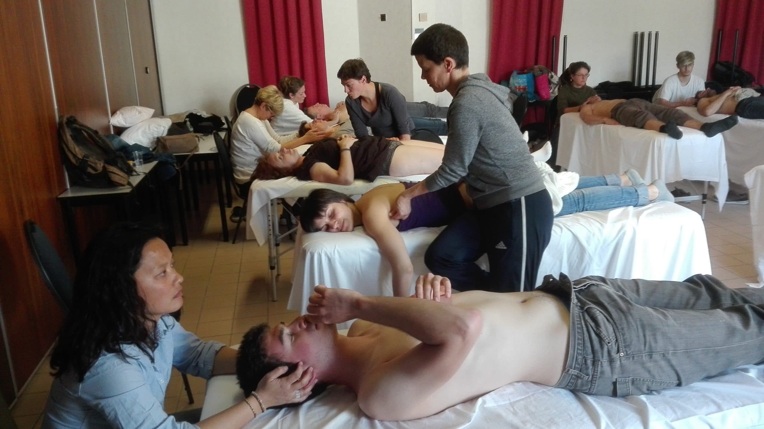 Salle de pratique : plusieurs binômes d’étudiants travaillent sur les tables lors d’un séminaire méthode Poyet.