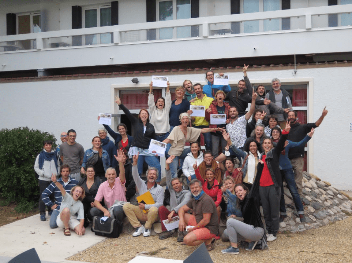 Promotion de diplômés du CoTM réunie pour la photo, diplômes à la main.