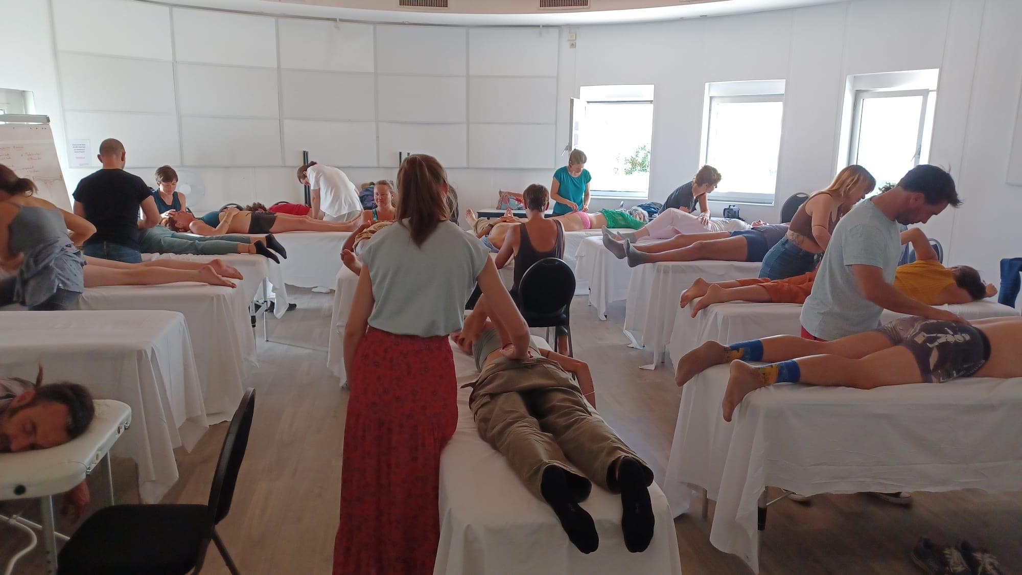 Séance de pratique commune du dimanche 8 octobre 2023, étudiants autour des tables.